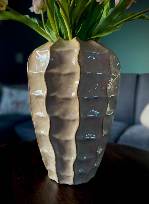 Geglazuurde keramieken hoge vaas