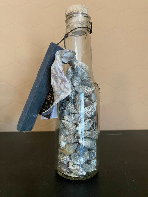 Fles met schelpen