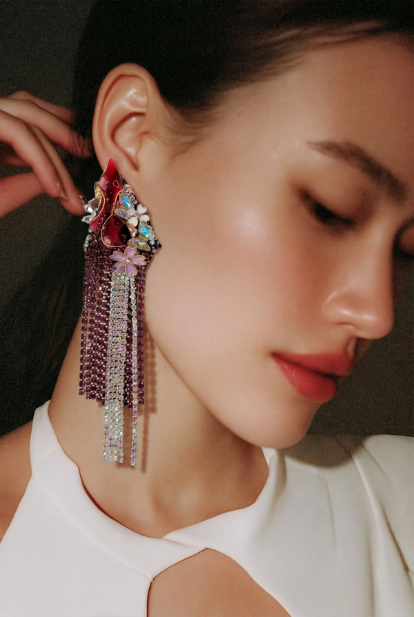 Dark and Aluring Long Rhinestone Fringe Style Earrings