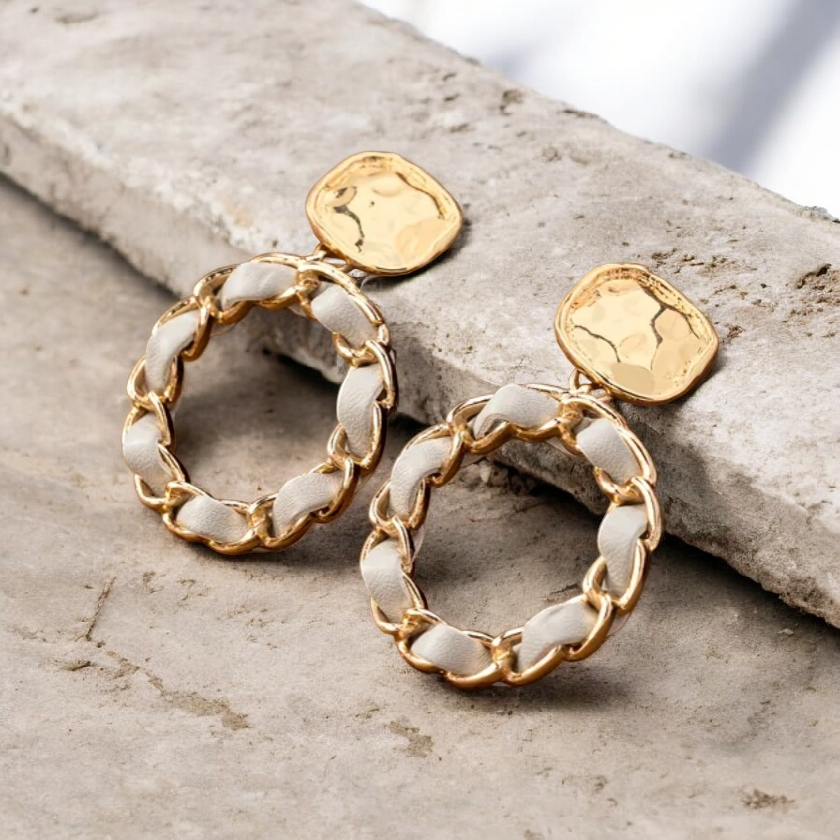 Prachtige Goudkleurige Oorbellen met grijs Leer