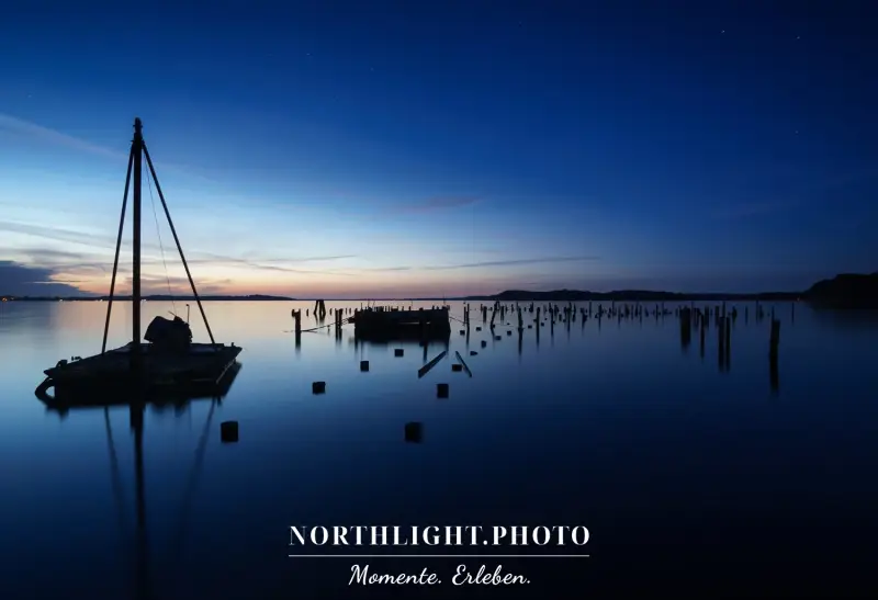 Beruhigende Stimmung am Schweriner See zur blauen Stunde.