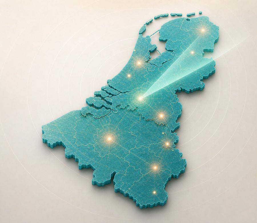 Kaart van Nederland en Belgie met een radarveeg die de Benelux afzoekt en oplichtende plaatsen
