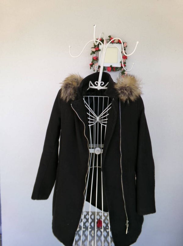 Manteau Tissus Noir avec capuche moumoute CLOOTHES Taille M