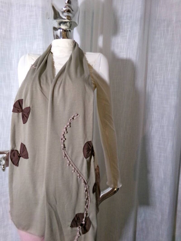 Echarpe ton marron orné de motifs