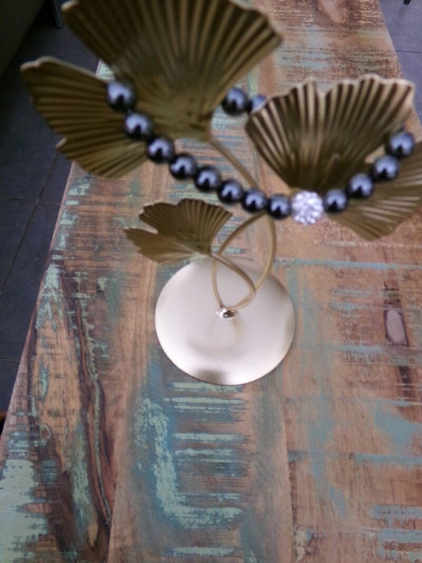 Bracelet perles noires et une Blanche ornée