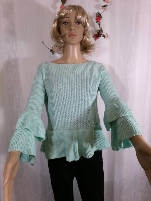 Pull Bleu Turquoise clair court et original avec volant