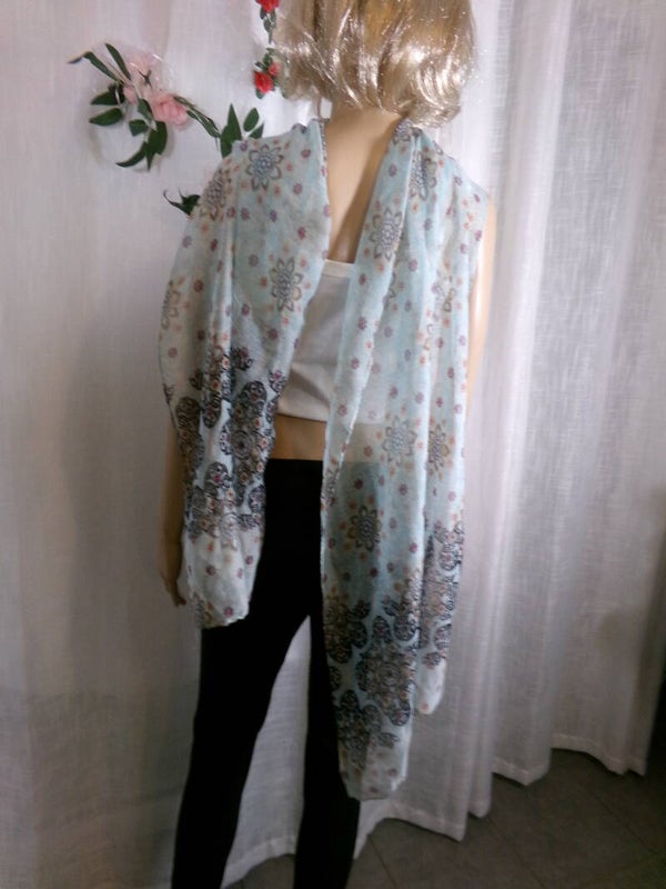 Foulard rectangle fluide bleu clair aux jolis motifs Neuf