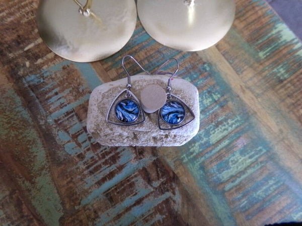 Boucles d'oreilles Triangle Abstrait, Ton bleu, banchées, décalées, Fait Main