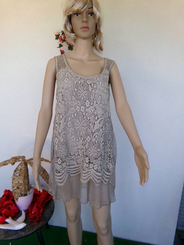 Robe filet originale et dentelle,  doublée, en dentelle Taille 36/38 Neuf