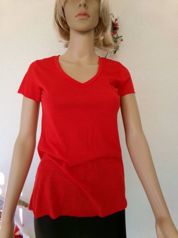 Haut Tee Shirt Col V avec une petite poche Rouge éclatant Taille Unique Marque PURPLE QUEEN