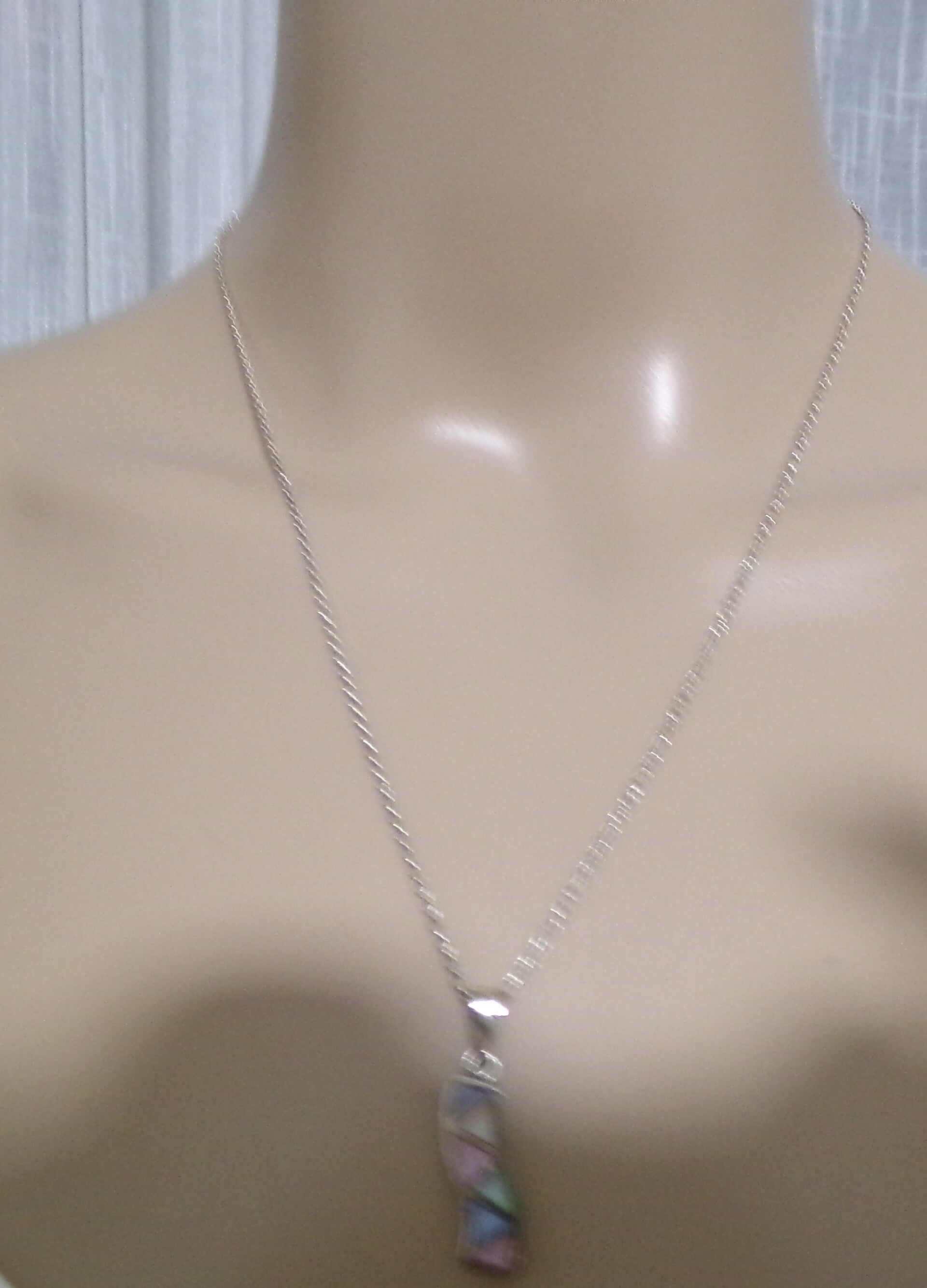 PENDENTIF ECLATS PASTELS avec poinçon 20MM CHAINE 50 CM PLAQUE