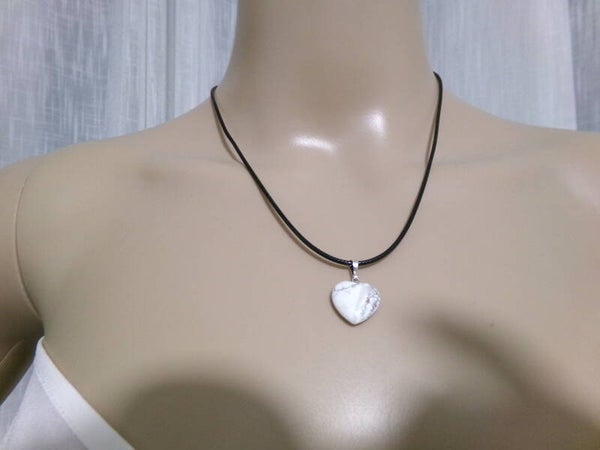 Pendentif en coeur en HOWLITE 10mm HOMME FEMME Cordon cuir noir ou chaîne au choix