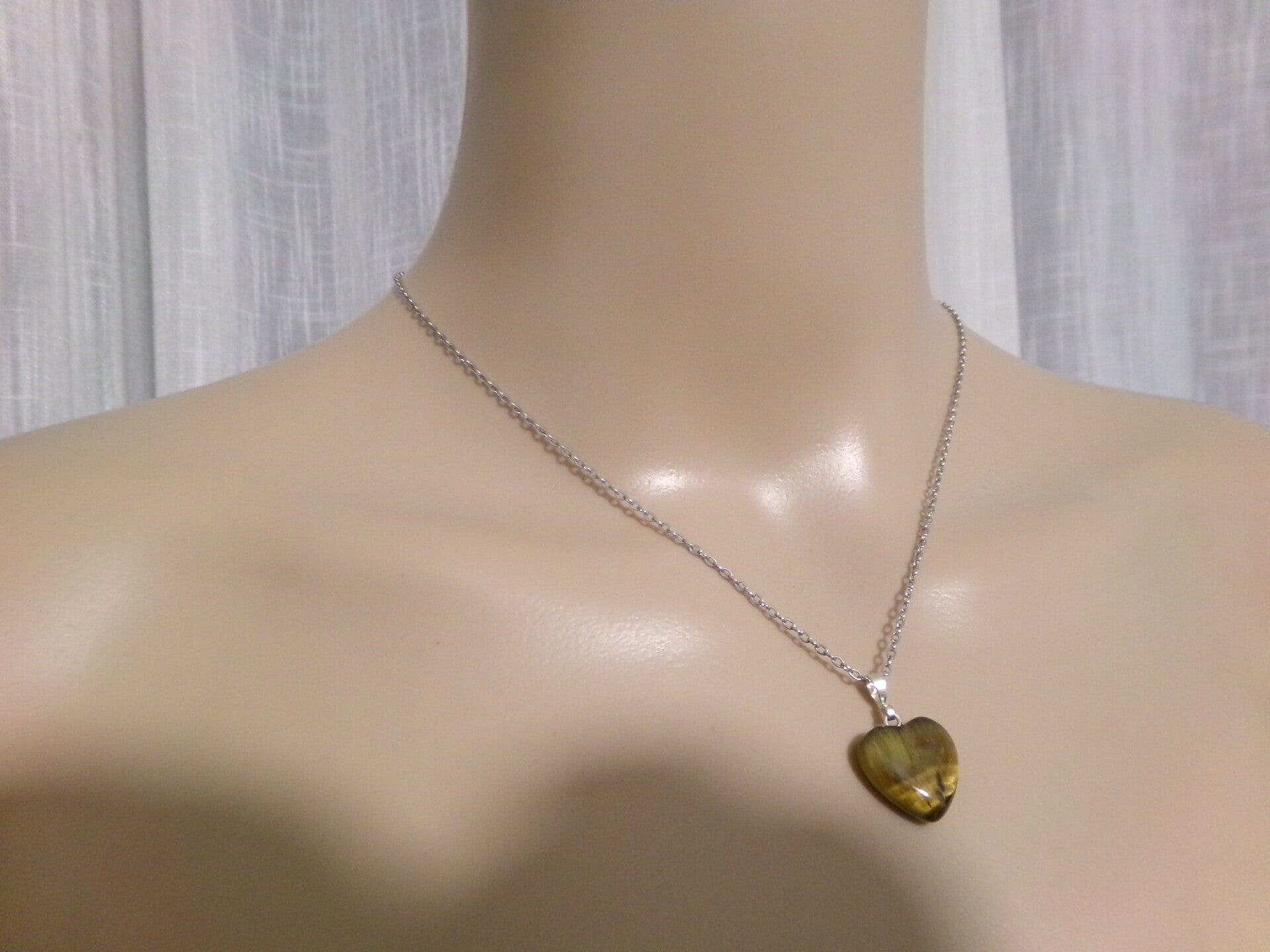 Pendentif en Coeur Oeil du Tigre 10 mm Homme Femme Cordon cuir noir ou chaîne au choix