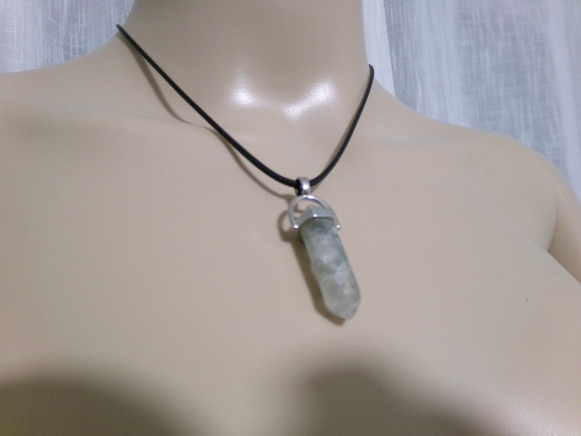 PENDENTIF POINTE 30MM (POINTE) FLUORITE VERT TRANSPARENT HOMME FEMME CORDON CUIR NOIR OU CHAINE AU CHOIX