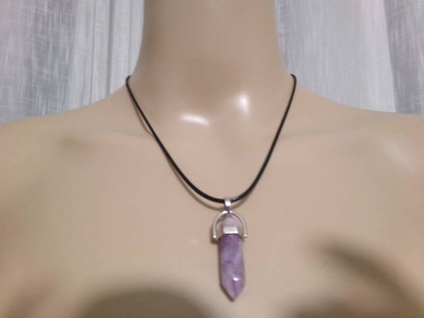 PENDENTIF POINTE 30MM (POINTE) FLUORITE VIOLET TRANSPARENT HOMME FEMME CORDON CUIR NOIR OU CHAINE AU CHOIX