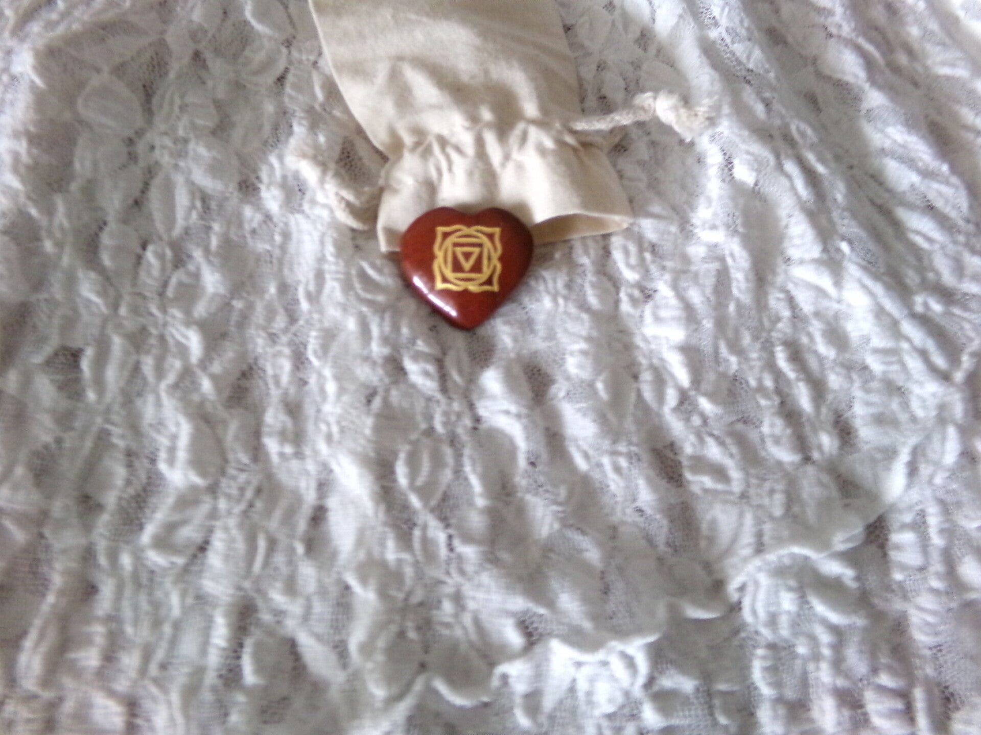 AMULETTE COEUR 1ER CHAKRA RACINE JASPE ROUGE 4cmx3cm