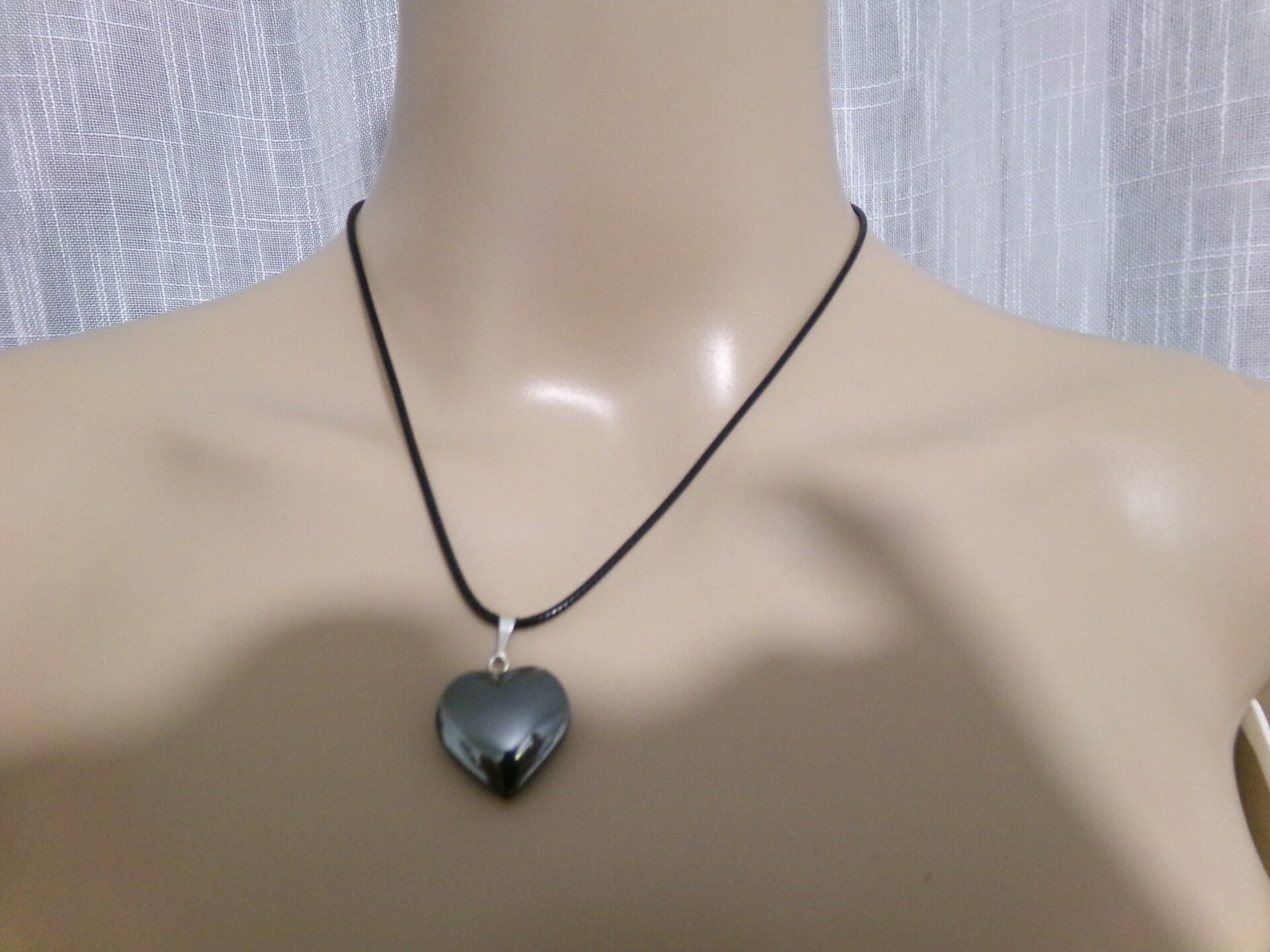 Pendentif COEUR en HEMATITE 20MM  HOMME FEMME CORDON CUIR NOIR OU CHAINE AU CHOIX