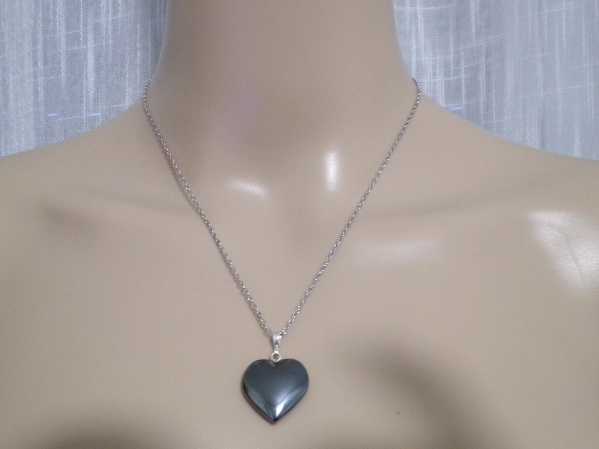 Pendentif COEUR en HEMATITE 20MM  HOMME FEMME CORDON CUIR NOIR OU CHAINE AU CHOIX