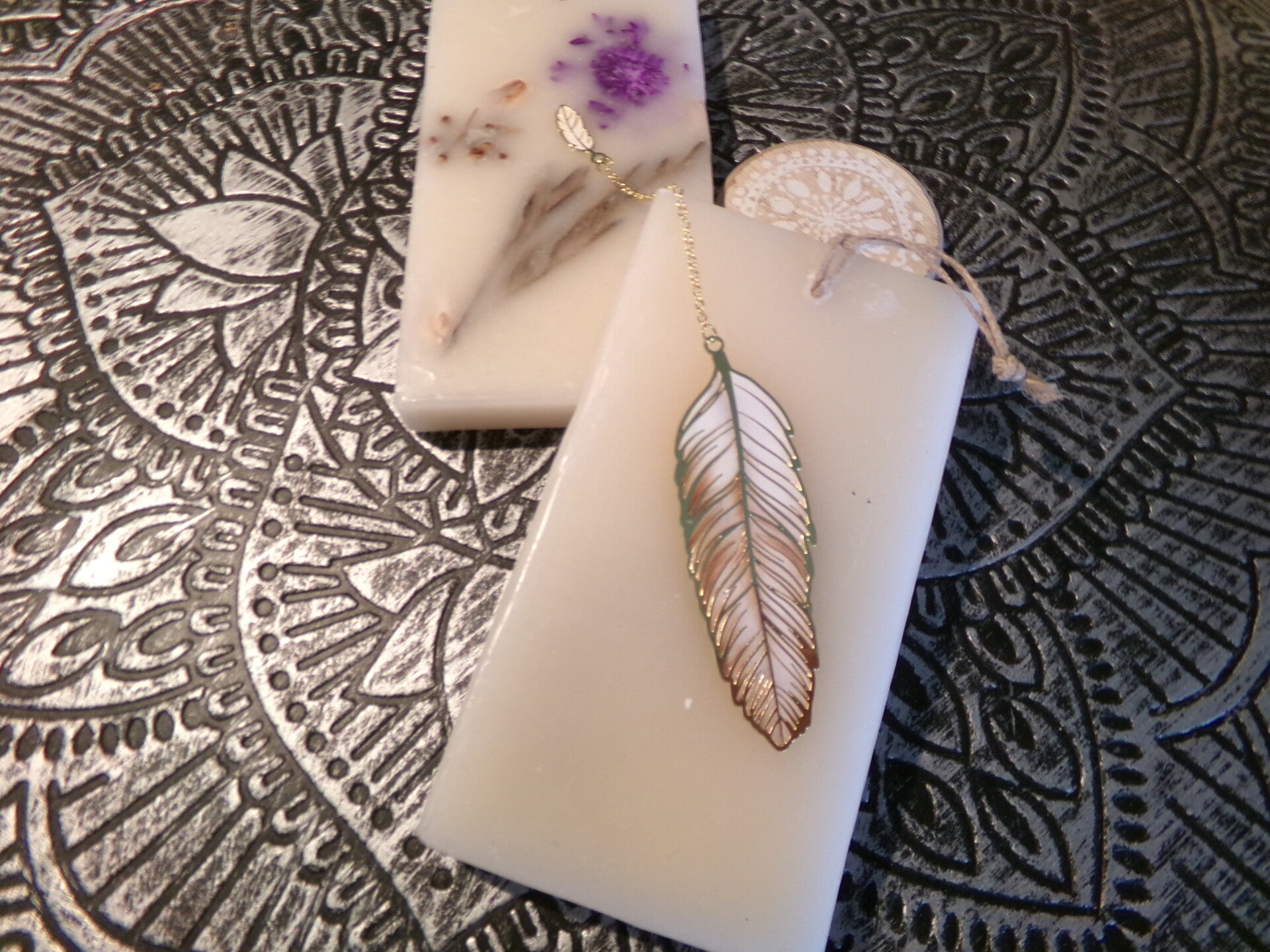 MARQUE PAGE Métal PLUME FINITION OR COULEUR DOMINANT DE BLANC