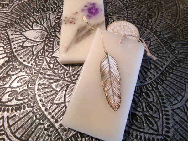 MARQUE PAGE Métal PLUME FINITION OR COULEUR DOMINANT DE BLANC