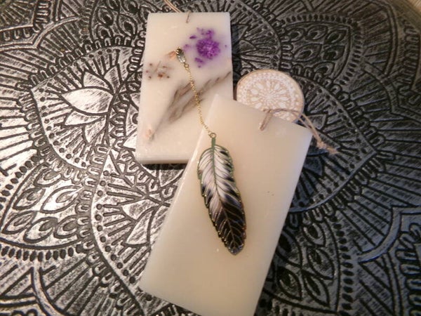 MARQUE PAGE Métal PLUME FINITION OR COULEUR DOMINANT DE NOIR ET BLANC