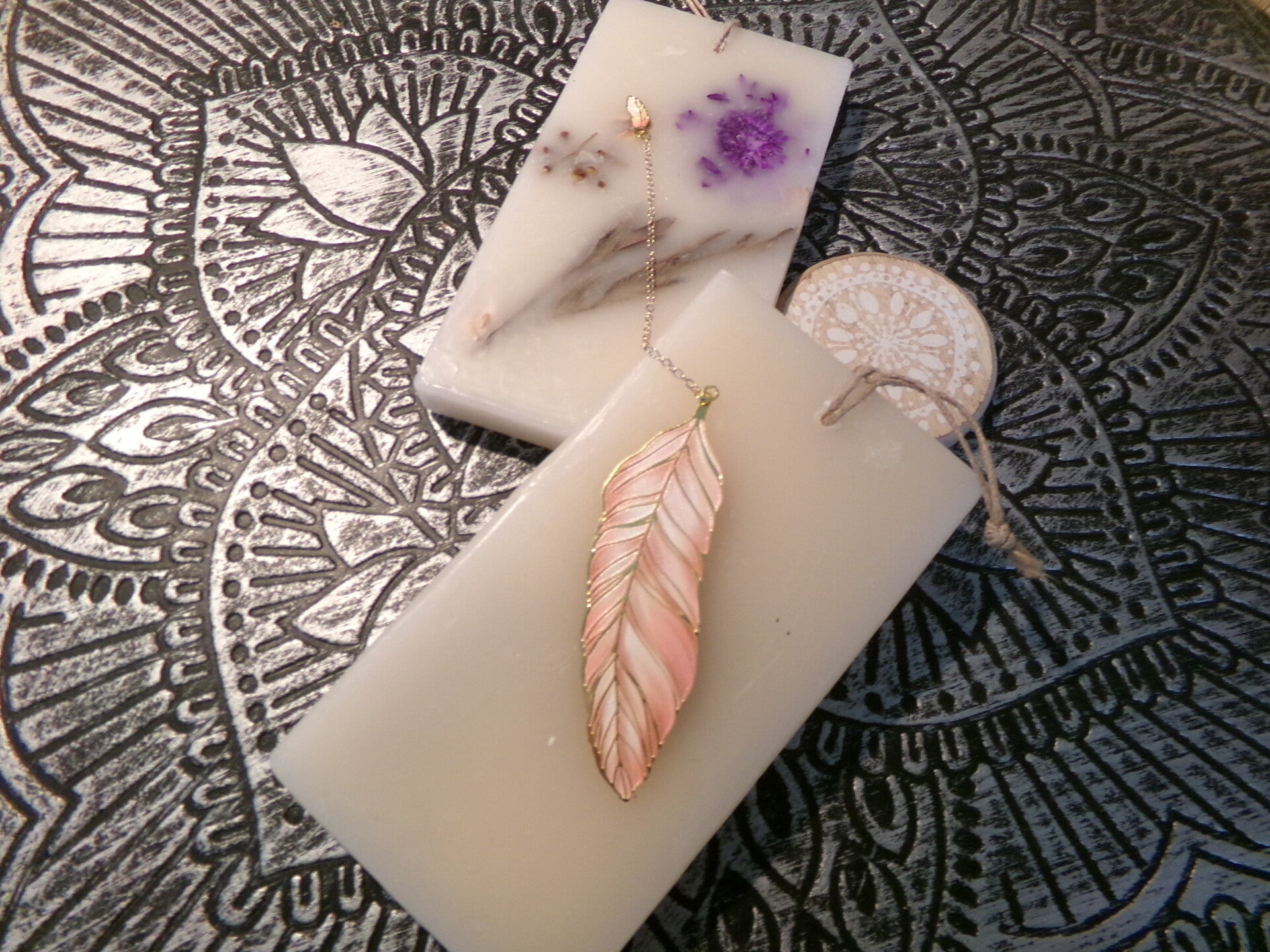 MARQUE PAGE Métal PLUME FINITION OR AVEC CHAINETTE COULEUR ROSE DELICAT