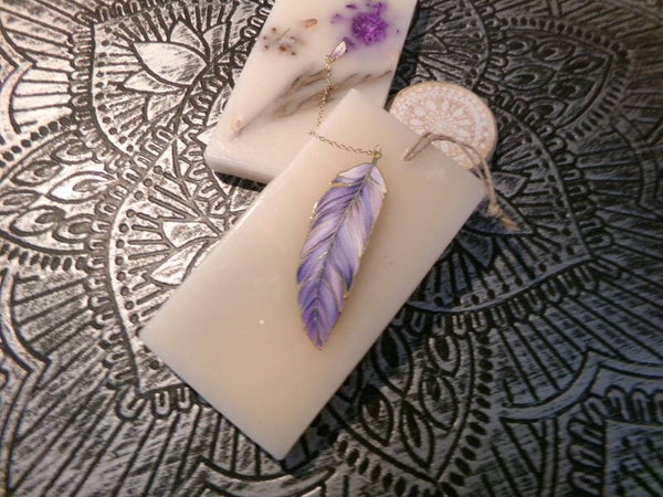 MARQUE PAGE Métal PLUME FINITION OR COULEUR DOMINANT VIOLET