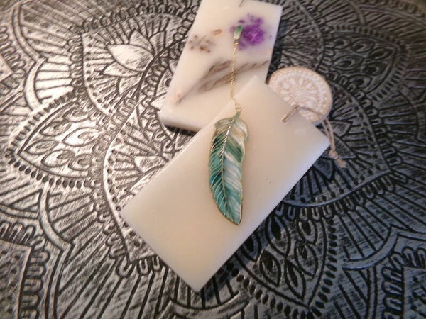 MARQUE PAGE Métal PLUME FINITION OR COULEUR VERT