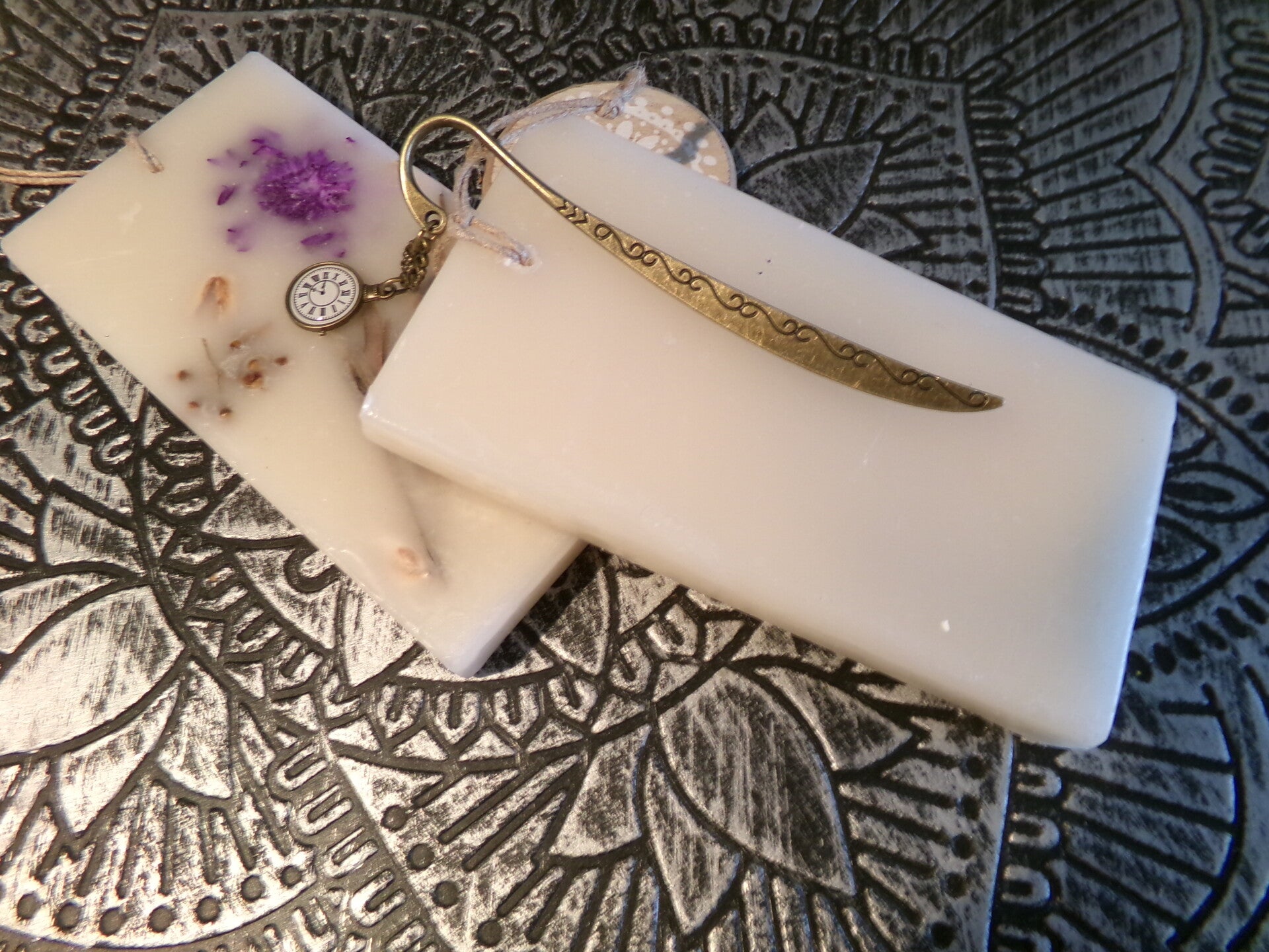 MARQUE PAGE EFFET BRONZE SCULTE AVEC MONTRE ANCIENNE VINTAGE