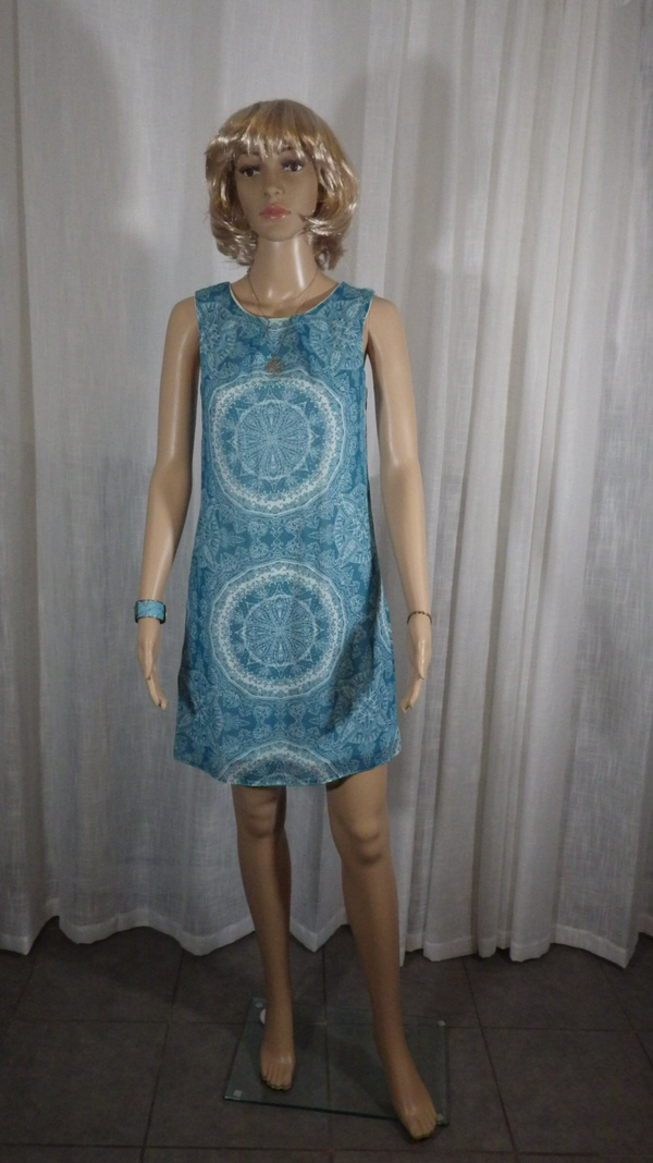 Robe droite courte bleu turquoise à motifs blancs asymétriques