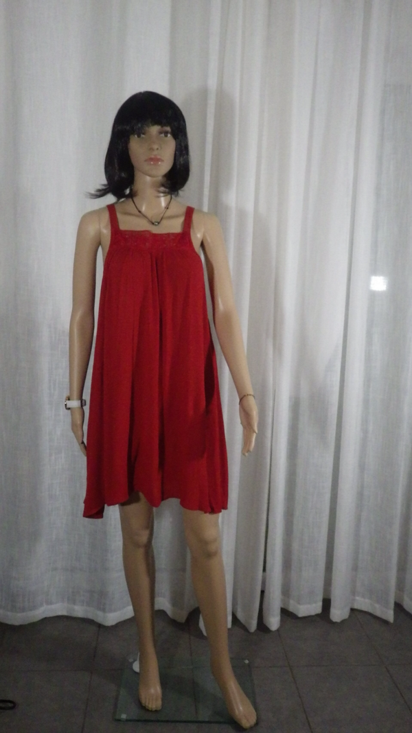 Robe en Crépon Rouge foncé bretelles brodées