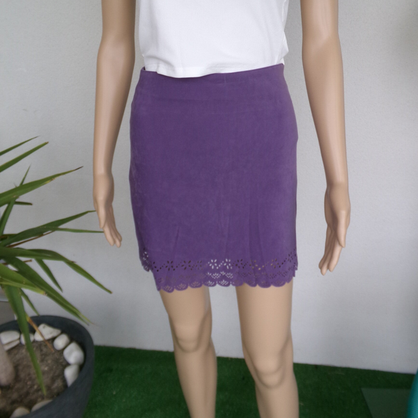 Jupe suédine coupe droite mi-courte mauve à motifs au bas ajouré MIM  Taille 36