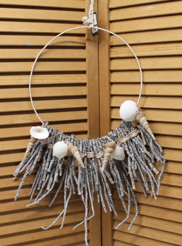 Hout met schelpen hanger