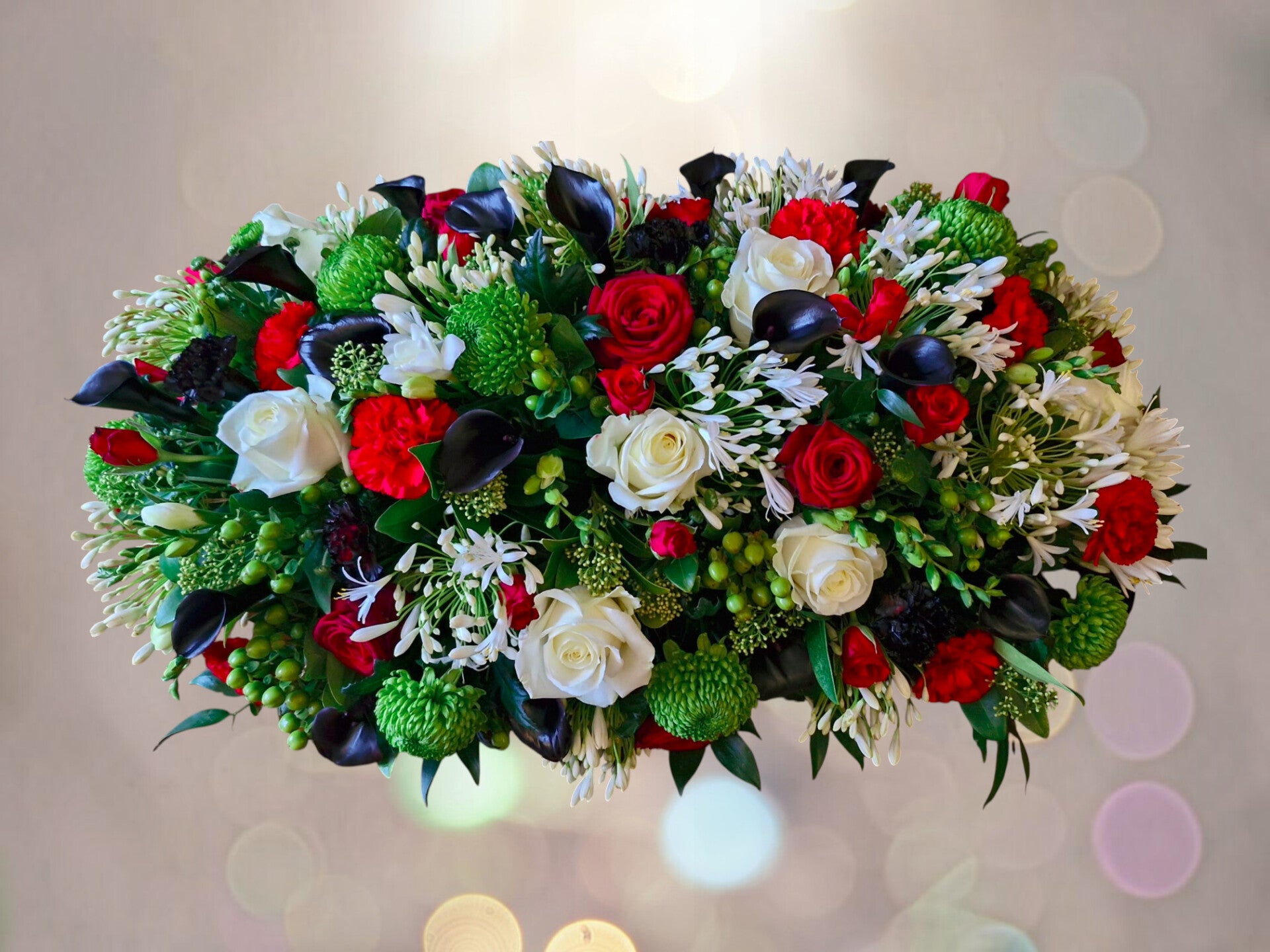 O 005 Mystieke Elegance met Zwarte Calla's en Rozen