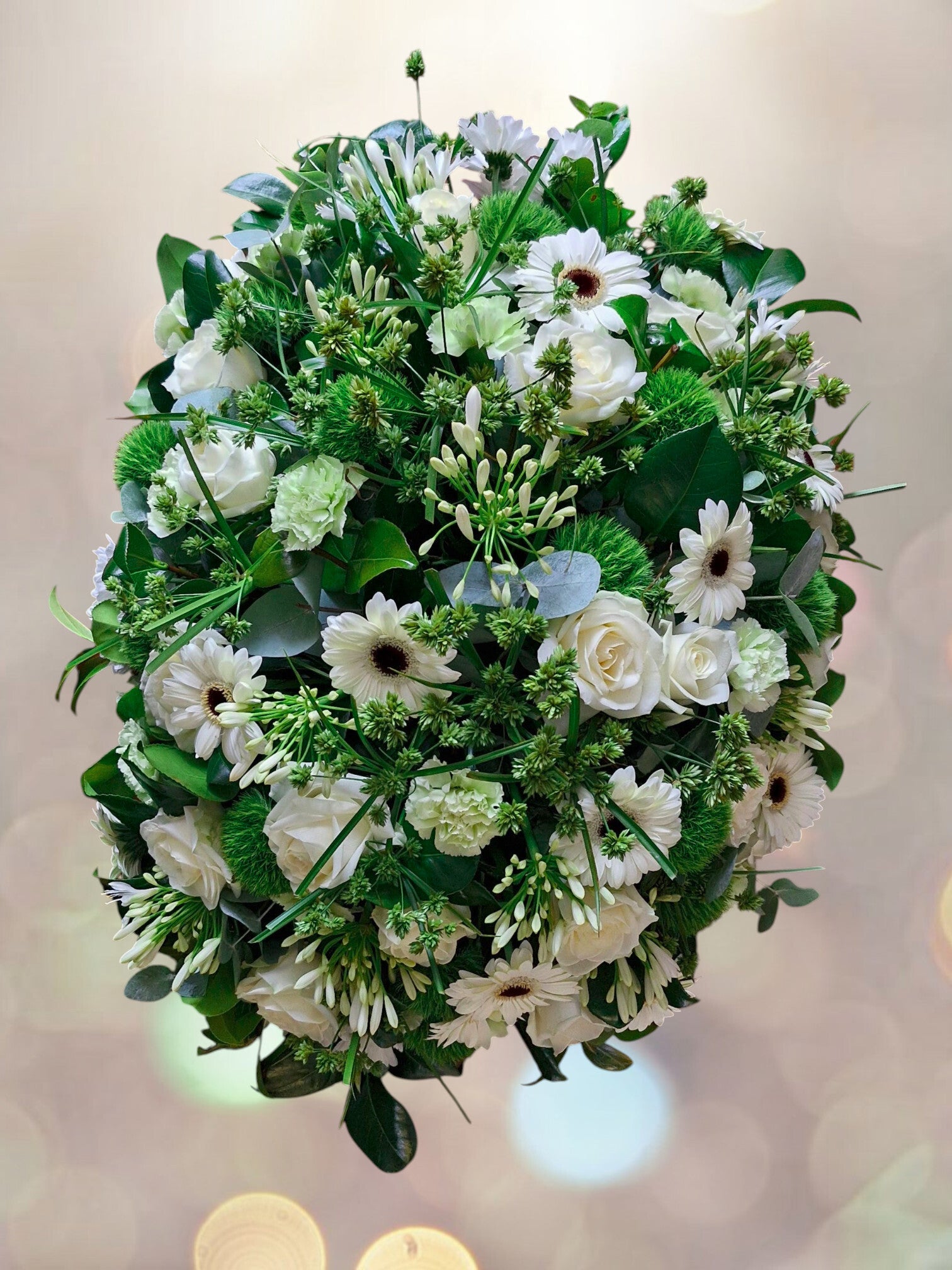 O 016 Ingetogen Elegance van Witte Gerbera's