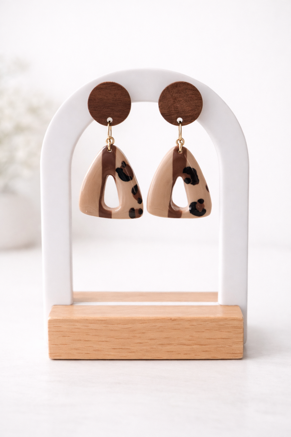 Beige met print en houten hanger