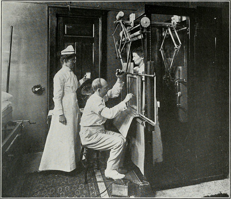 Medizinisches Instrument, frühes 20. Jahrhundert, aus "The American Hospital of the Twentieth Century" (1918), S. 162.  Wikimedia Commons.