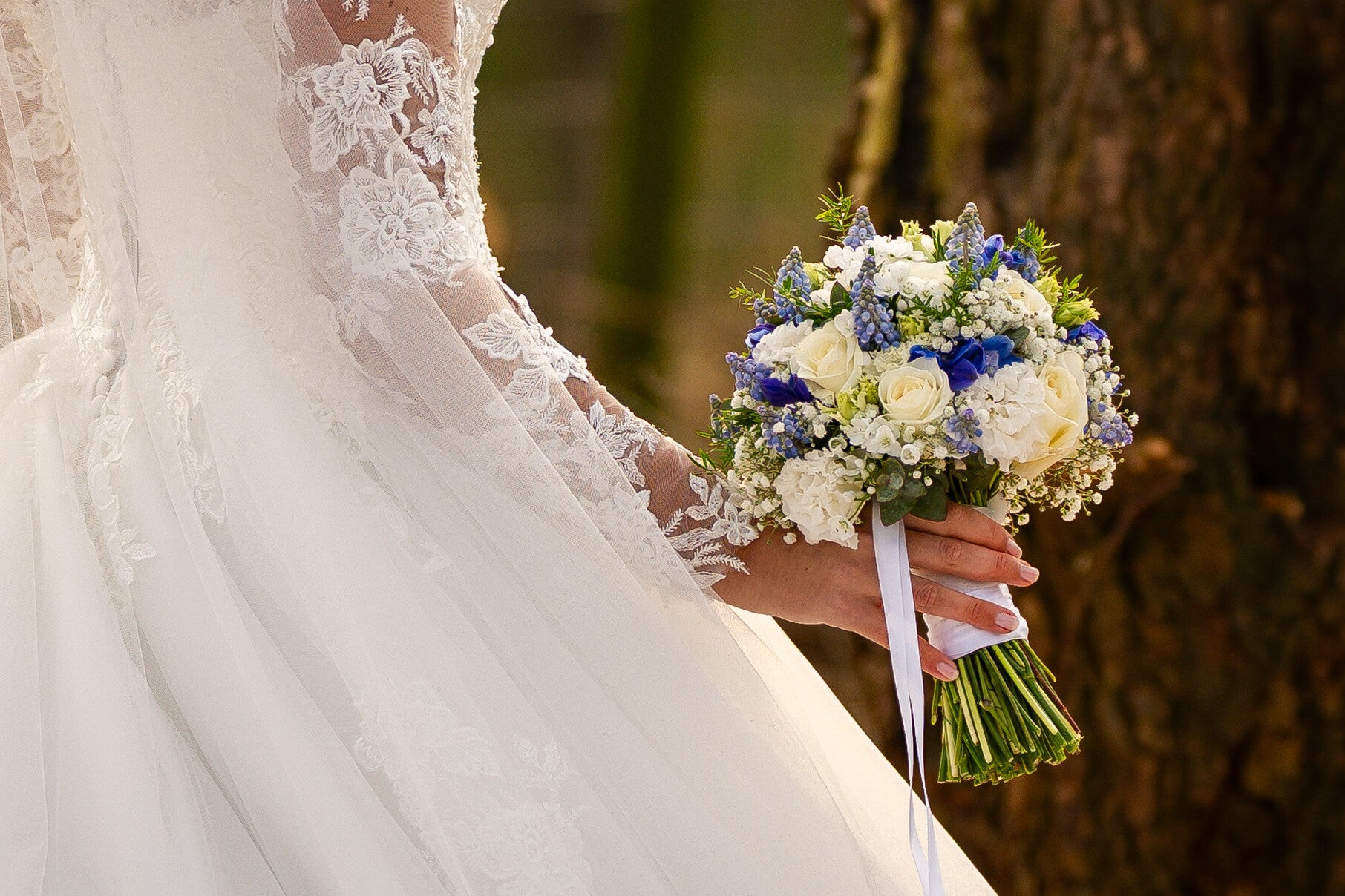 Bruidsboeket met o.a. rozen, blauwe druifjes en gipskruid, biedemeier