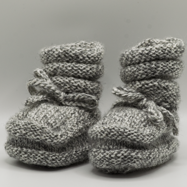 Geitenwollen babysloffen, lichtgrijs gemêleerd.