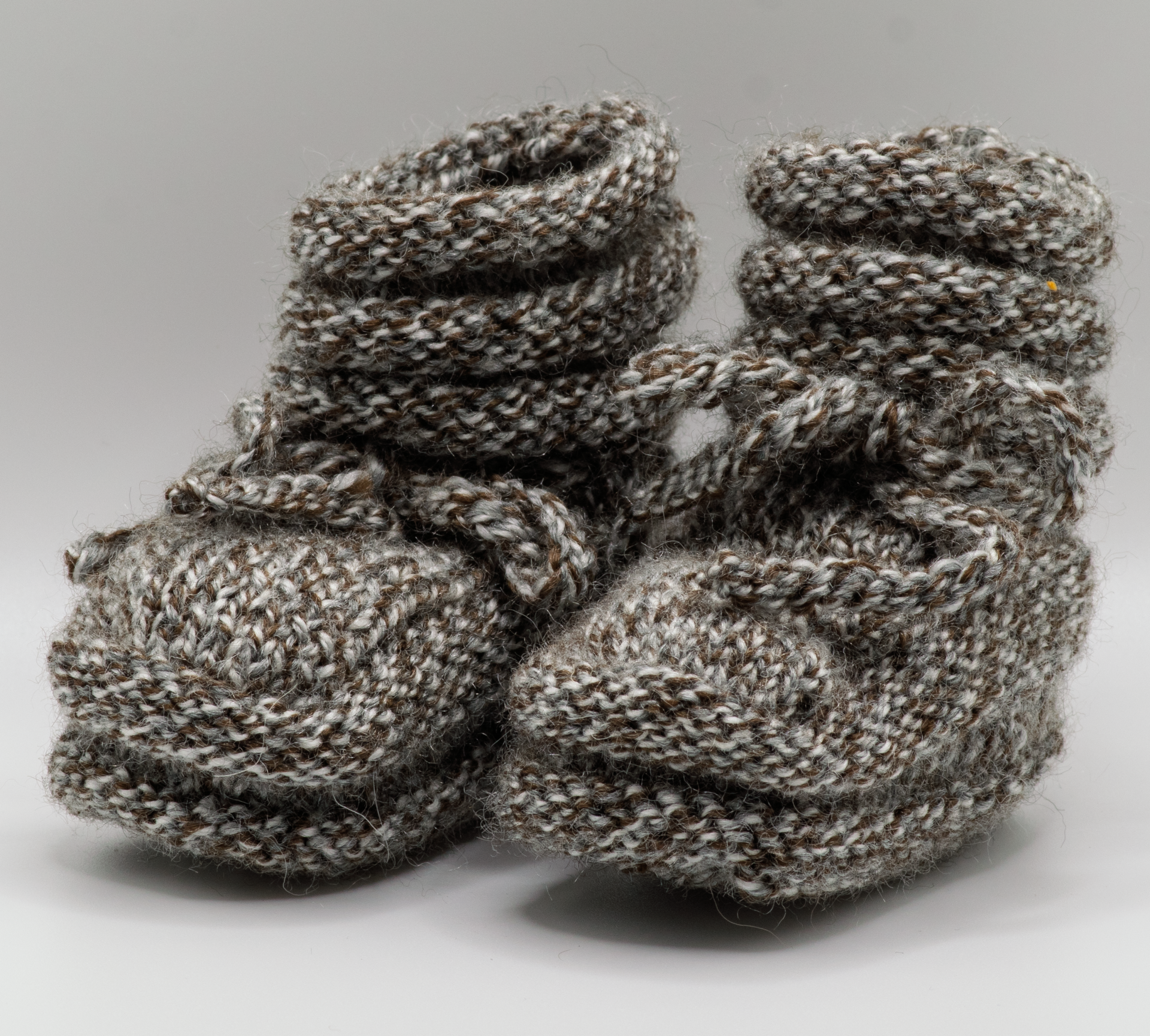 Geitenwollen babysloffen, lichtbruin gemêleerd.