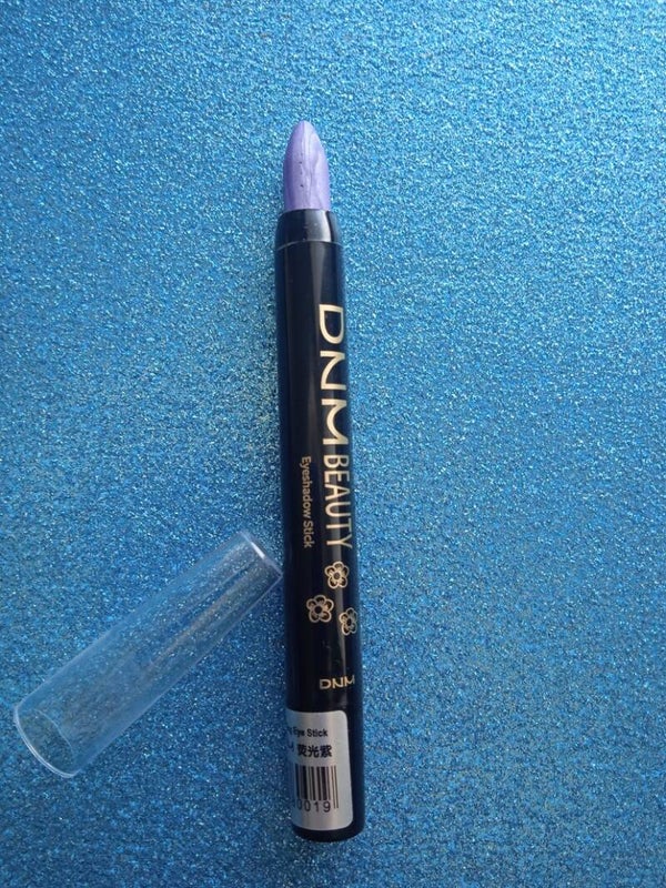 Smooth eyeshadow pen