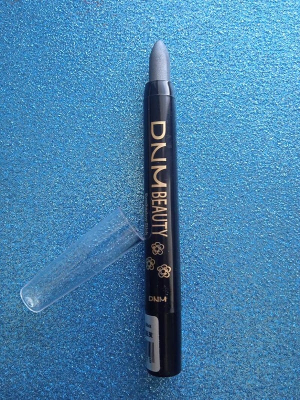 Smooth eyeshadow pen