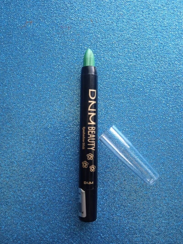 Smooth eyeshadow pen