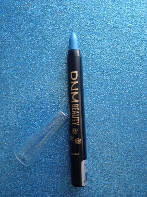 Smooth eyeshadow pen