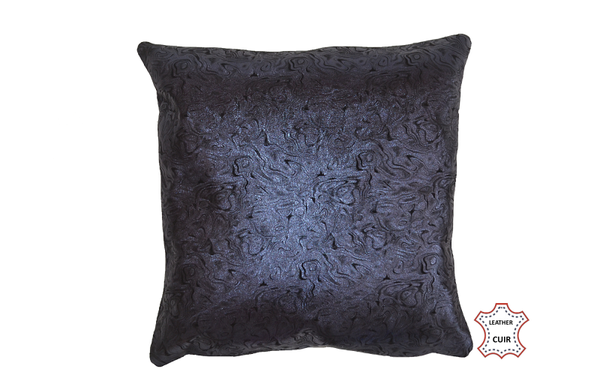 Coussin en cuir noir aux motifs bleu métallisé