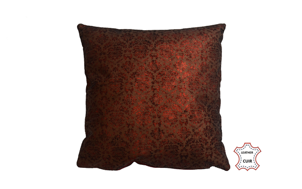 Coussin en cuir chocolat imprimé motif gothique rouge métallisé