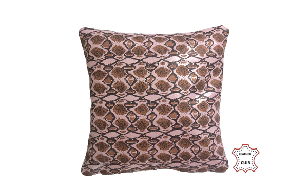 Coussin en cuir rose métallisé imprimé python