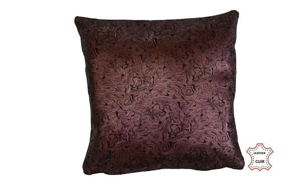 Coussin en cuir noir aux motifs rose métallisé