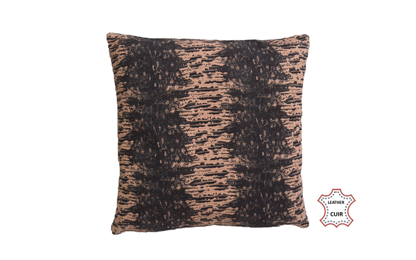 Coussin en cuir rose saumoné et gris imprimé serpent