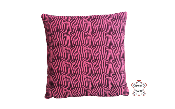 Coussin en cuir suède rose et noir imprimé savane